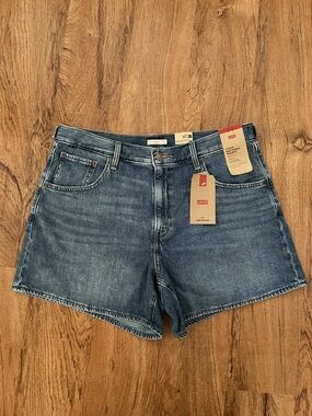 NWT Levi’s Cinch Mid-Thigh Shorts